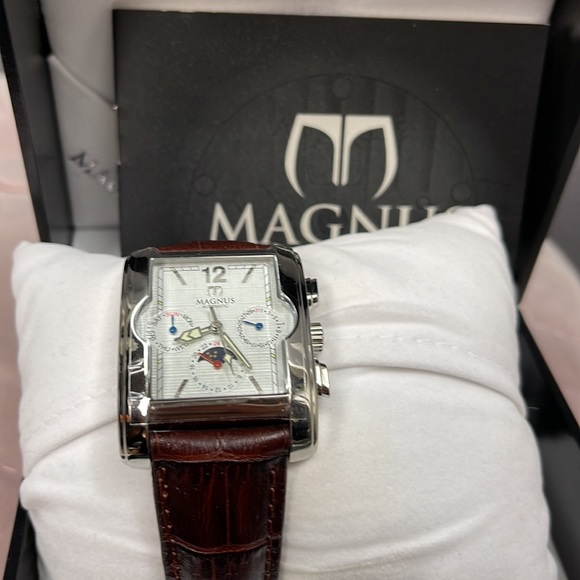 Magnus Torino M112 Automatic Mens Watch NWOT never been used. - Picture 7 of 7
